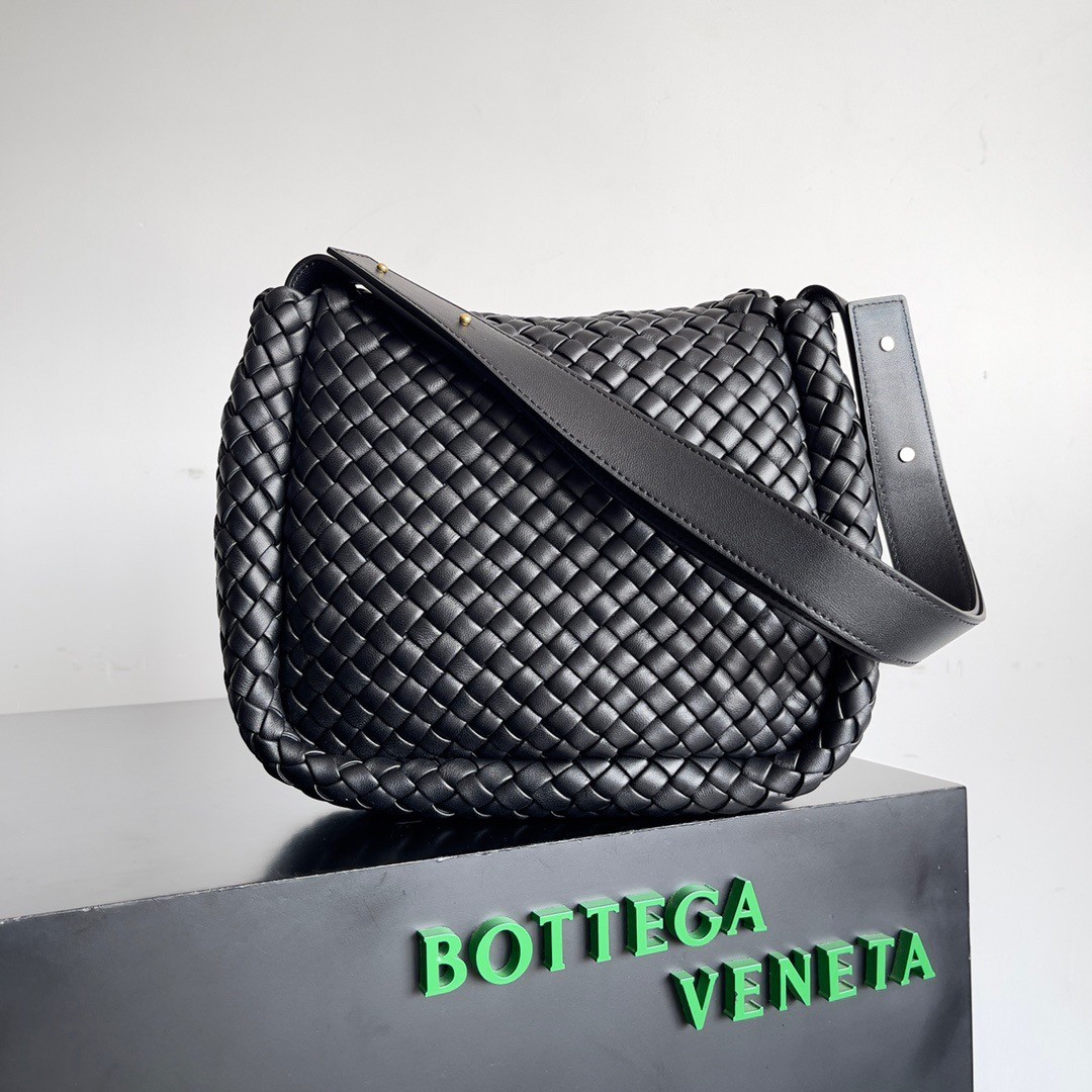 bo*te*ga Ve*ne*ta cobble small bag in black intrecciato leather