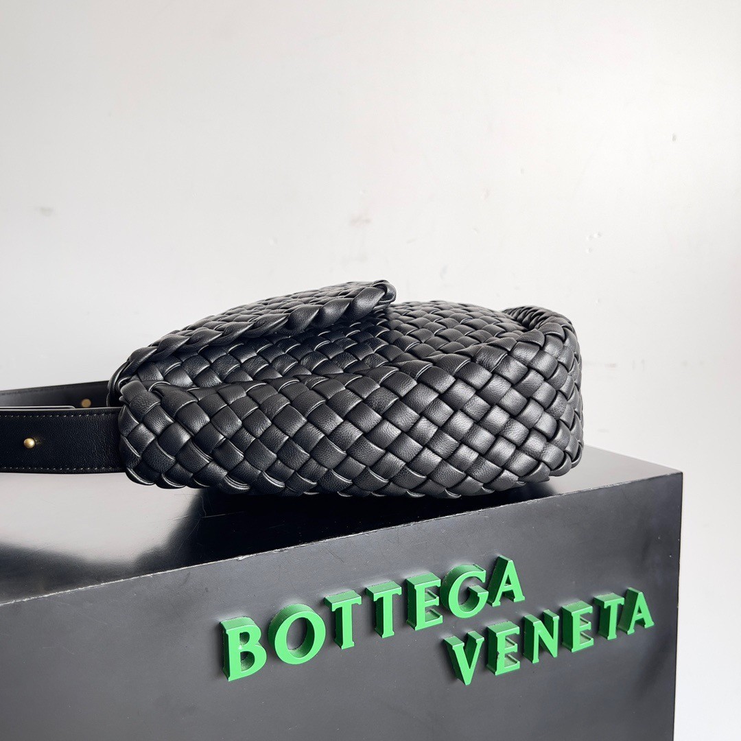 bo*te*ga Ve*ne*ta cobble small bag in black intrecciato leather