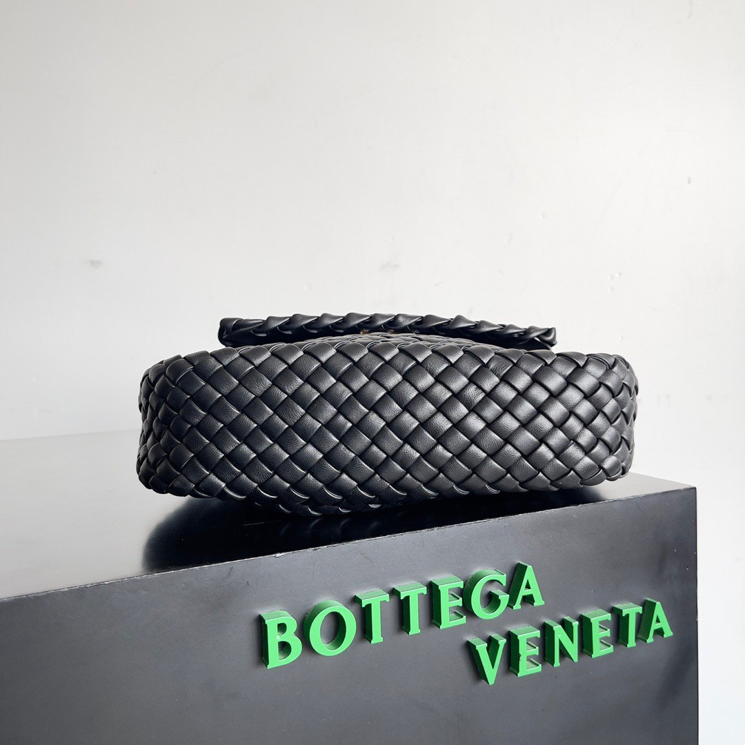 bo*te*ga Ve*ne*ta cobble small bag in black intrecciato leather