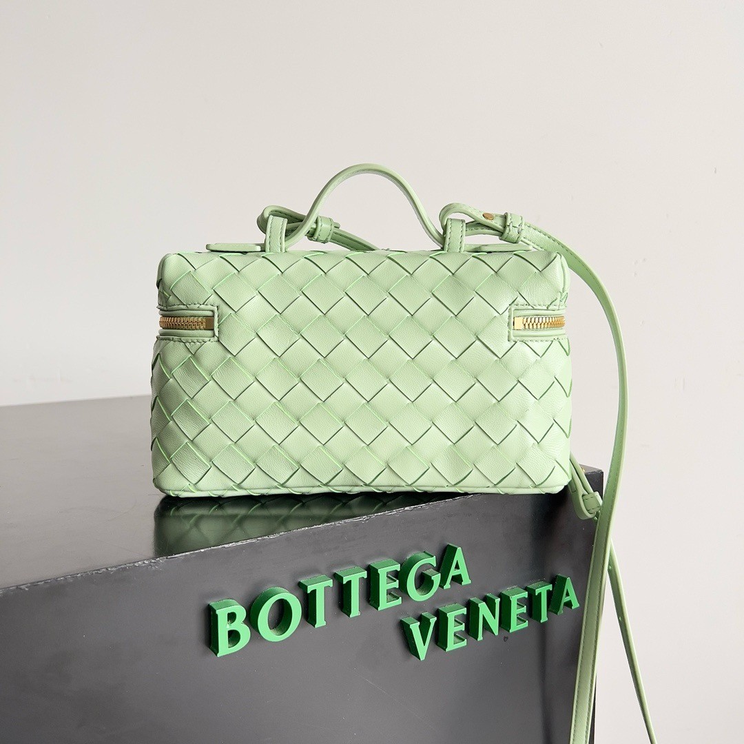 bo*te*ga Ve*ne*ta bang bang vanity case in mint intrecciato leather