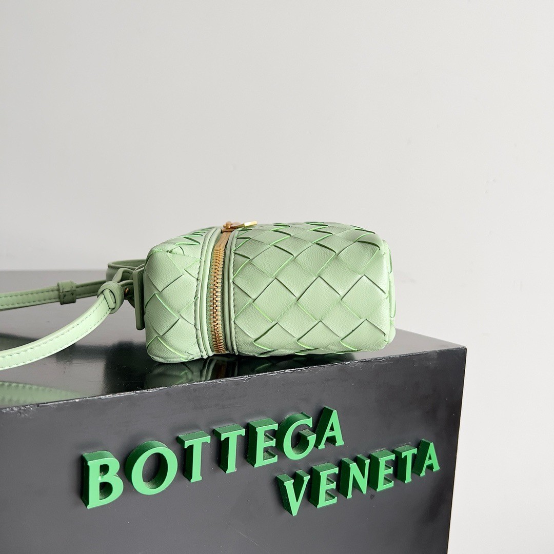 bo*te*ga Ve*ne*ta bang bang vanity case in mint intrecciato leather