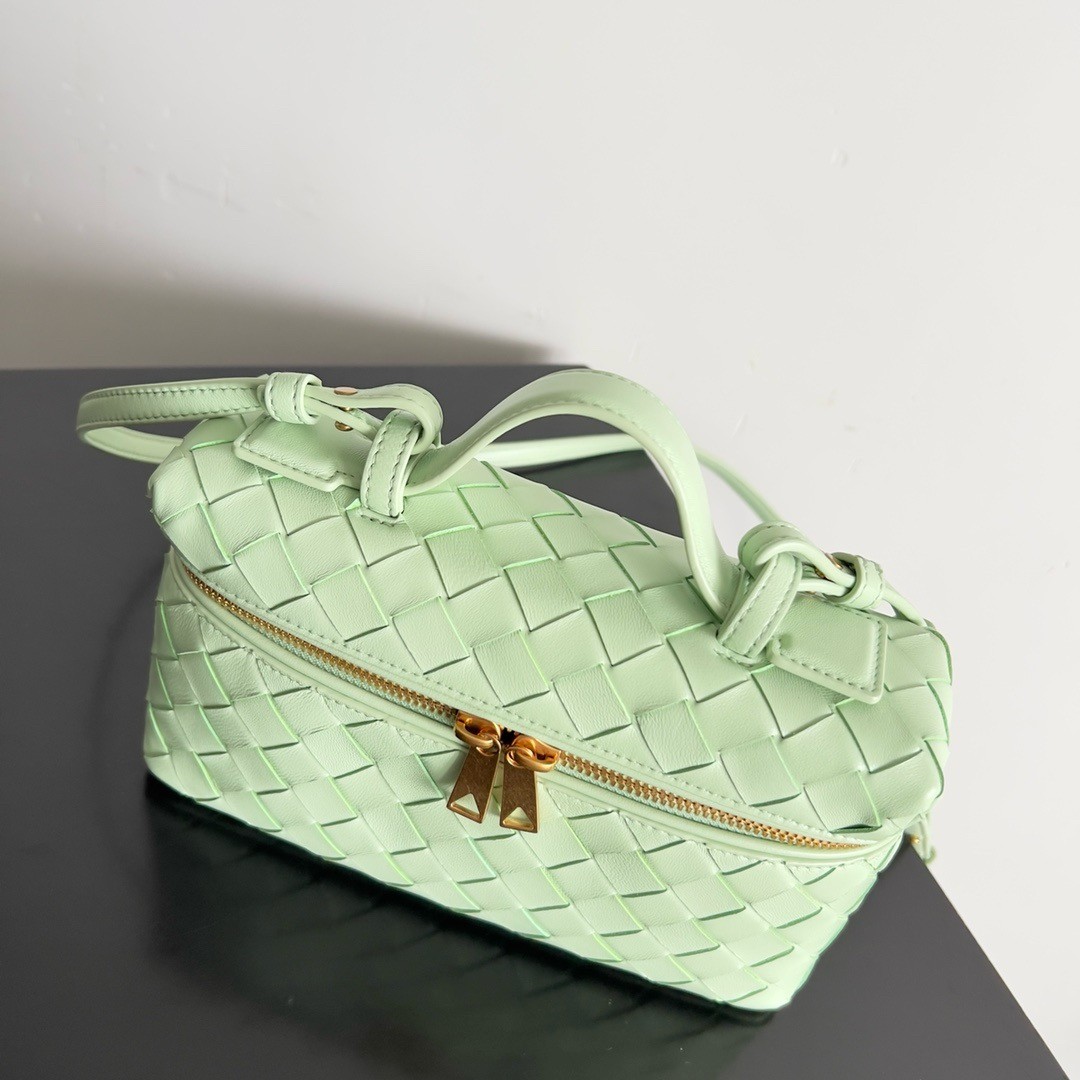 bo*te*ga Ve*ne*ta bang bang vanity case in mint intrecciato leather