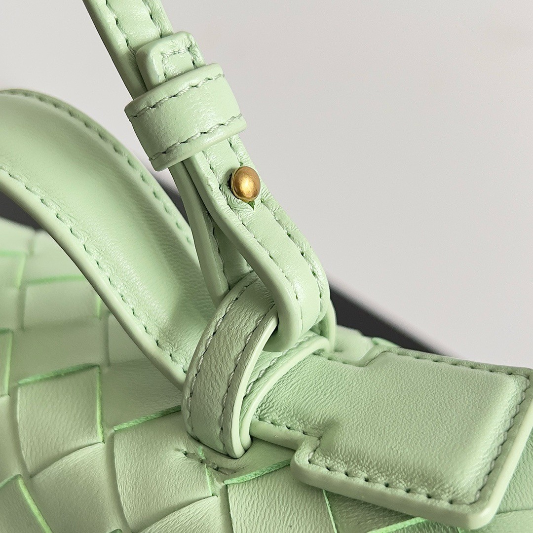 bo*te*ga Ve*ne*ta bang bang vanity case in mint intrecciato leather