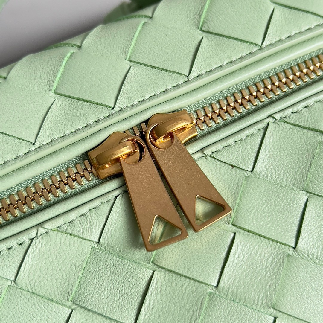 bo*te*ga Ve*ne*ta bang bang vanity case in mint intrecciato leather