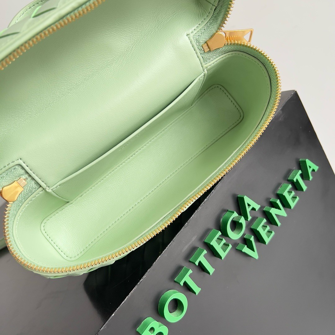 bo*te*ga Ve*ne*ta bang bang vanity case in mint intrecciato leather
