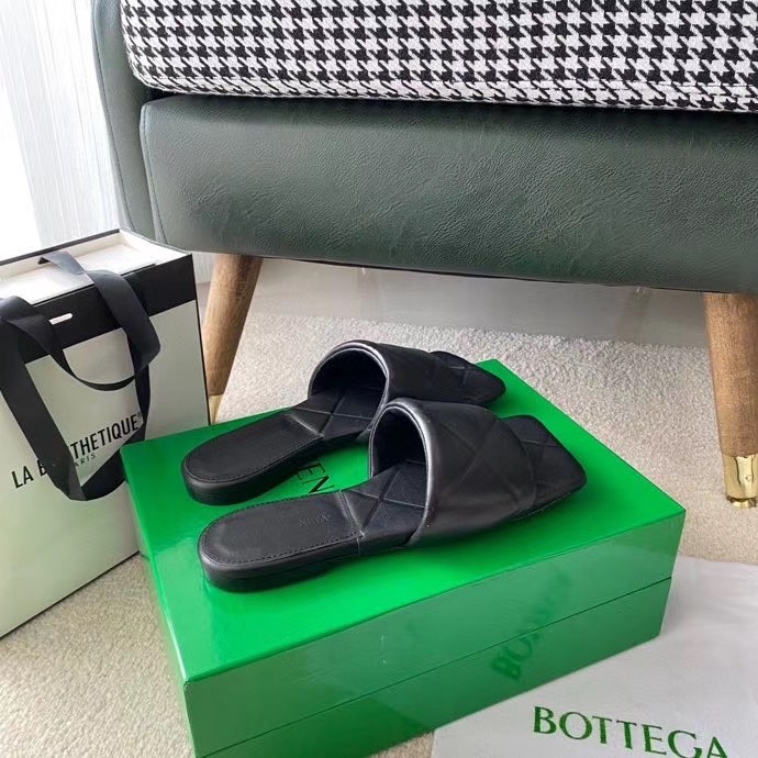 bo*te*ga Ve*ne*ta rubber lido slides in black lambskin