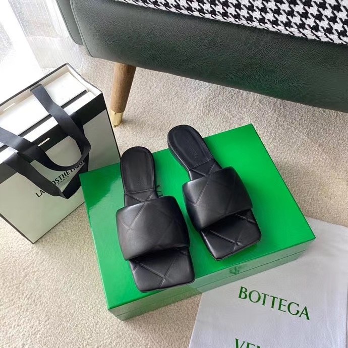 bo*te*ga Ve*ne*ta rubber lido slides in black lambskin