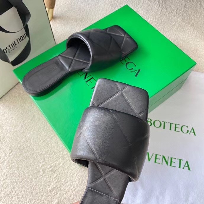 bo*te*ga Ve*ne*ta rubber lido slides in black lambskin