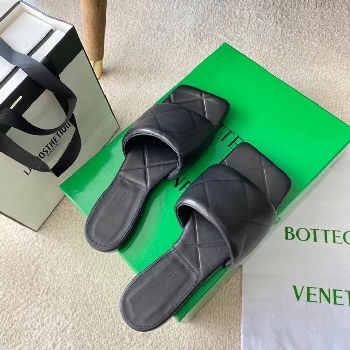 bo*te*ga Ve*ne*ta rubber lido slides in black lambskin