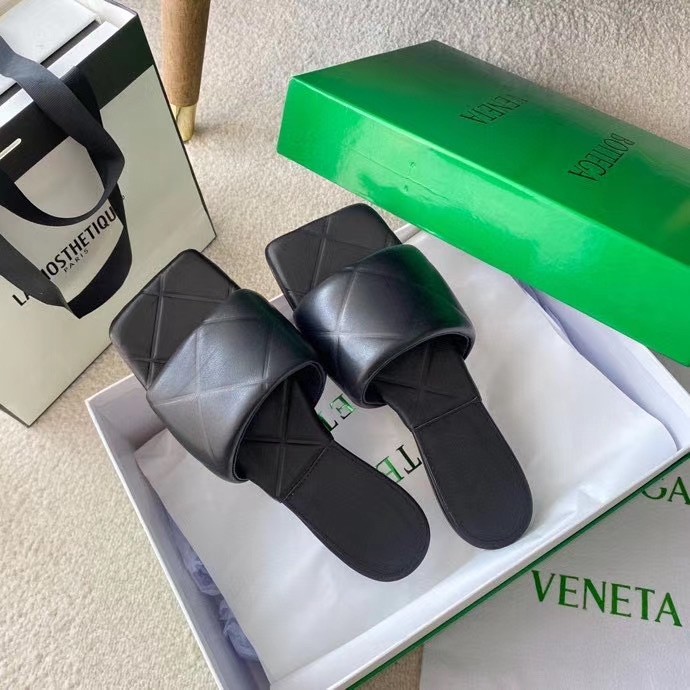 bo*te*ga Ve*ne*ta rubber lido slides in black lambskin