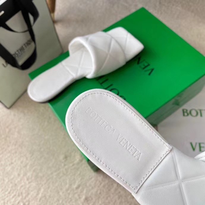 bo*te*ga Ve*ne*ta rubber lido slides in white lambskin