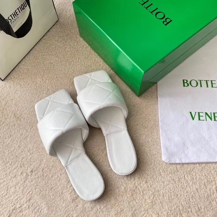 bo*te*ga Ve*ne*ta rubber lido slides in white lambskin