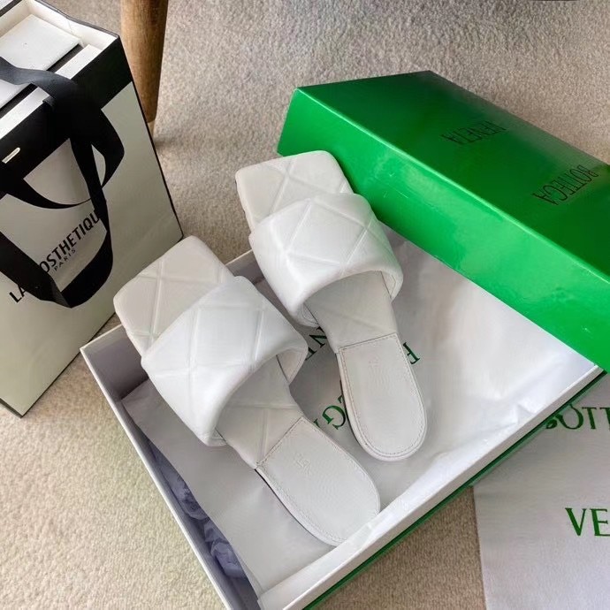 bo*te*ga Ve*ne*ta rubber lido slides in white lambskin
