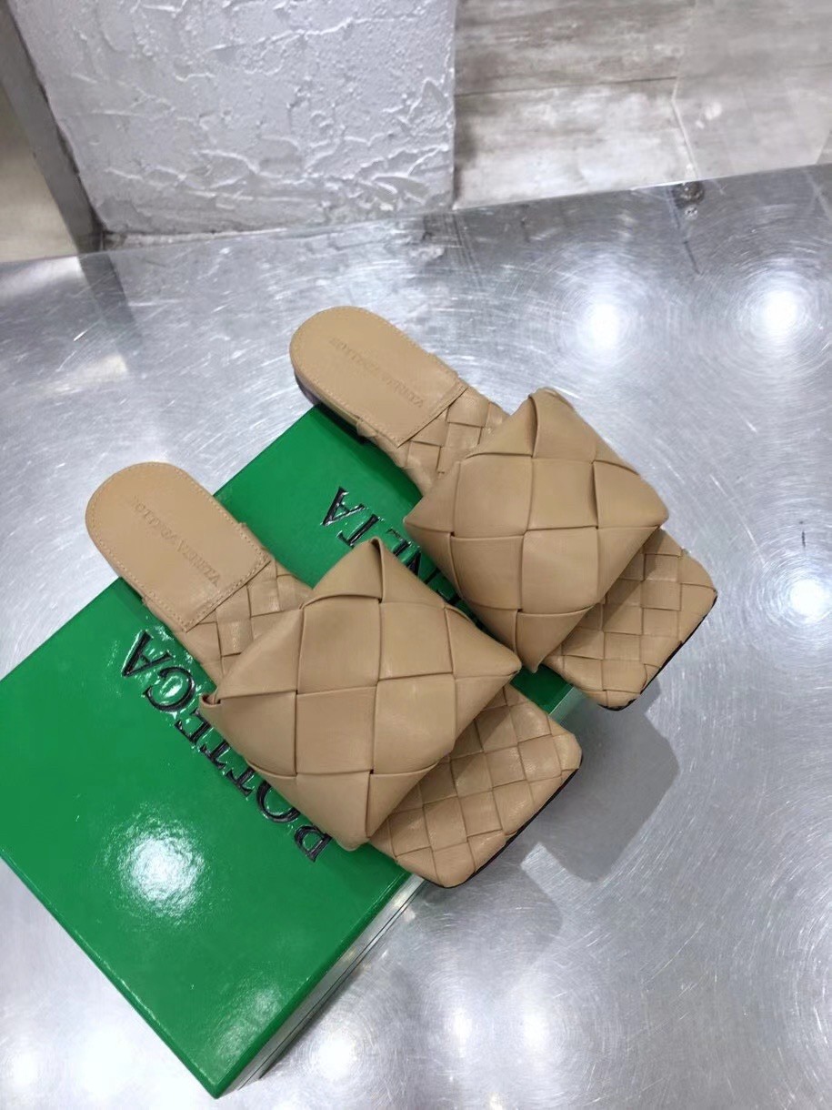 bo*te*ga Ve*ne*ta lido slides in beige intreccio lambskin