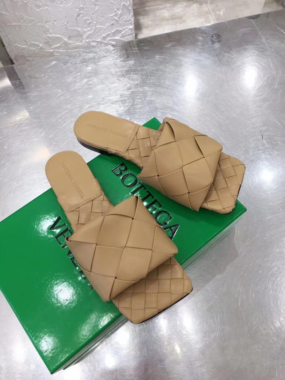 bo*te*ga Ve*ne*ta lido slides in beige intreccio lambskin