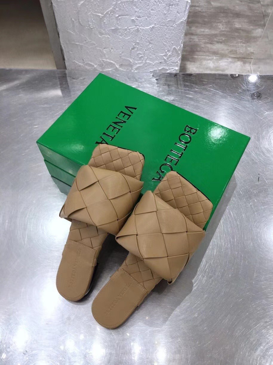 bo*te*ga Ve*ne*ta lido slides in beige intreccio lambskin