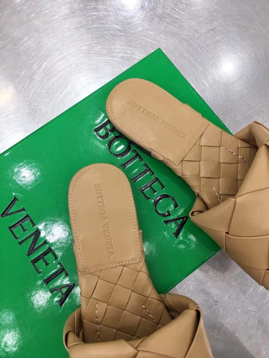 bo*te*ga Ve*ne*ta lido slides in beige intreccio lambskin