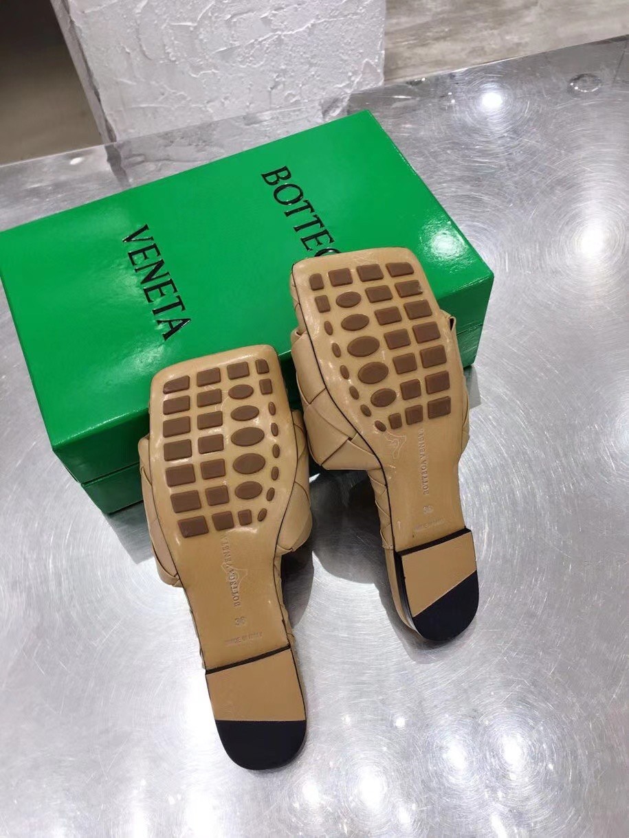 bo*te*ga Ve*ne*ta lido slides in beige intreccio lambskin