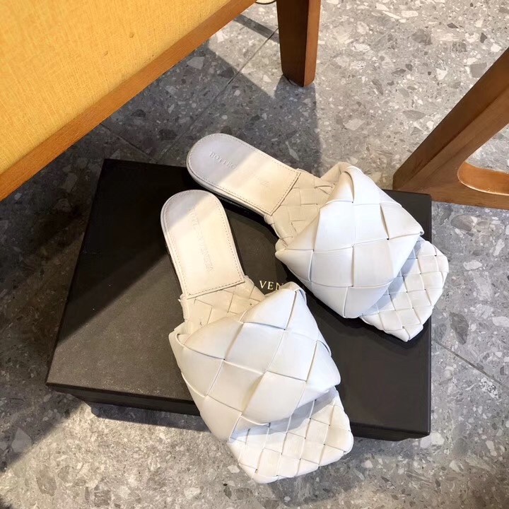 bo*te*ga Ve*ne*ta lido slides in white intreccio lambskin