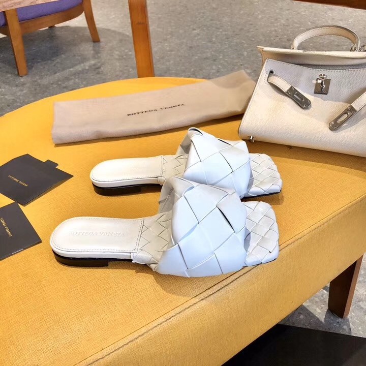 bo*te*ga Ve*ne*ta lido slides in white intreccio lambskin