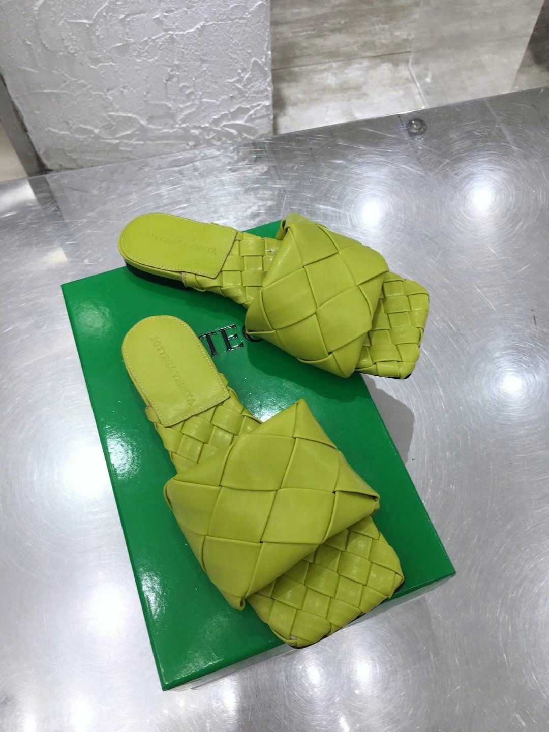 bo*te*ga Ve*ne*ta lido slides in kiwi intreccio lambskin
