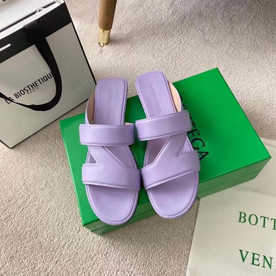 bo*te*ga Ve*ne*ta band slides in lavender lambskin