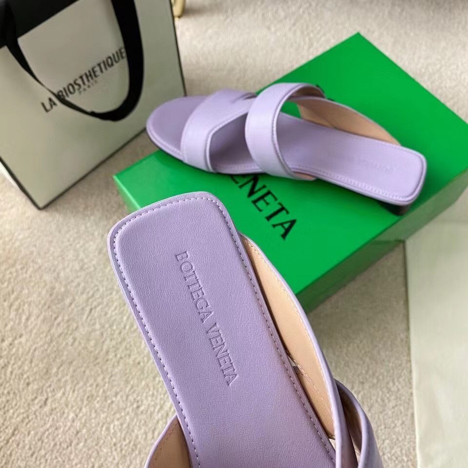 bo*te*ga Ve*ne*ta band slides in lavender lambskin