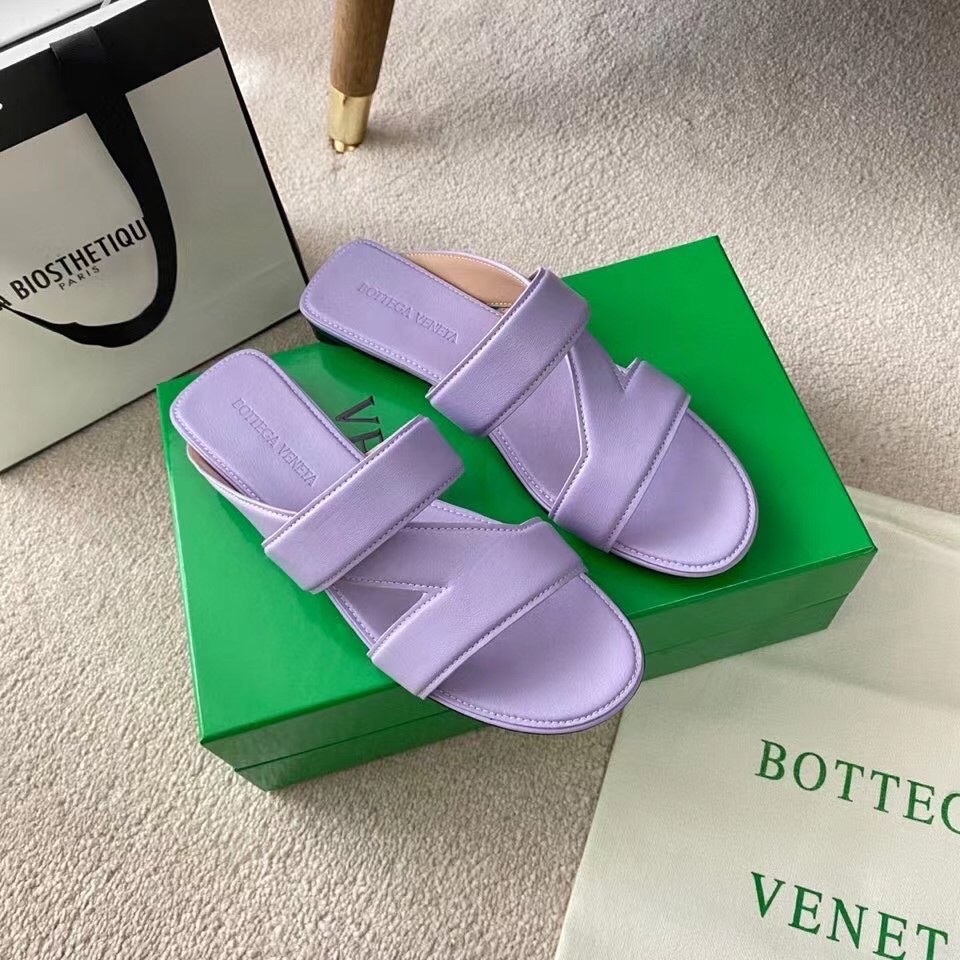 bo*te*ga Ve*ne*ta band slides in lavender lambskin