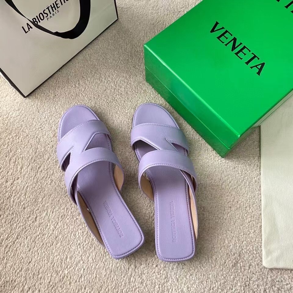 bo*te*ga Ve*ne*ta band slides in lavender lambskin