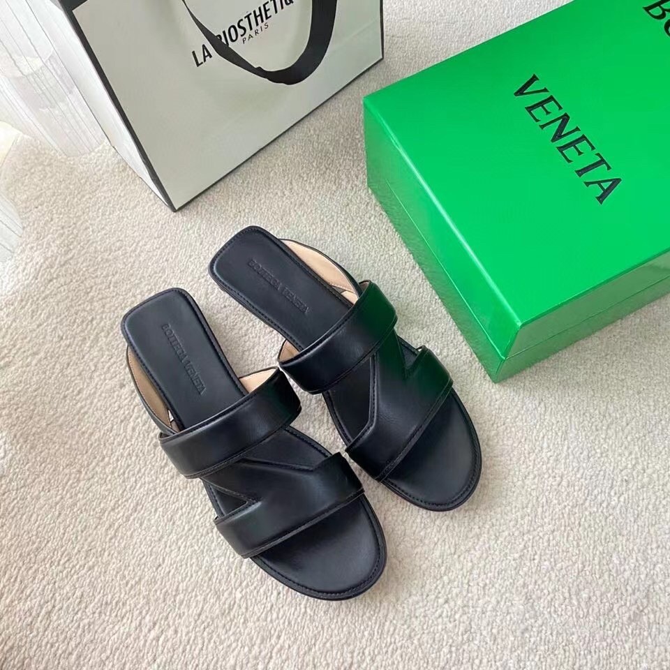 bo*te*ga Ve*ne*ta band slides in black lambskin