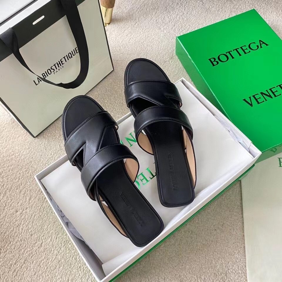 bo*te*ga Ve*ne*ta band slides in black lambskin