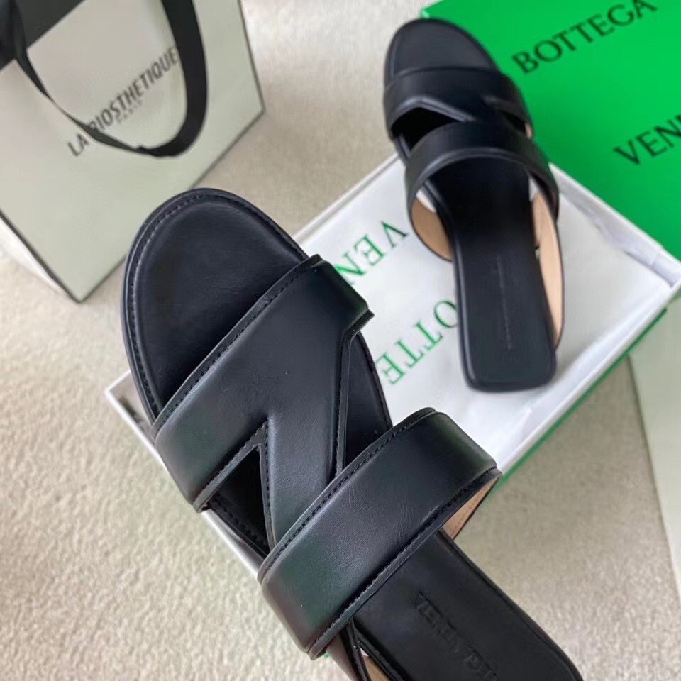 bo*te*ga Ve*ne*ta band slides in black lambskin
