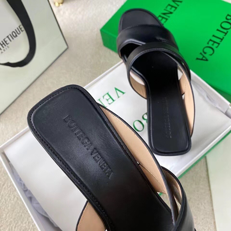 bo*te*ga Ve*ne*ta band slides in black lambskin