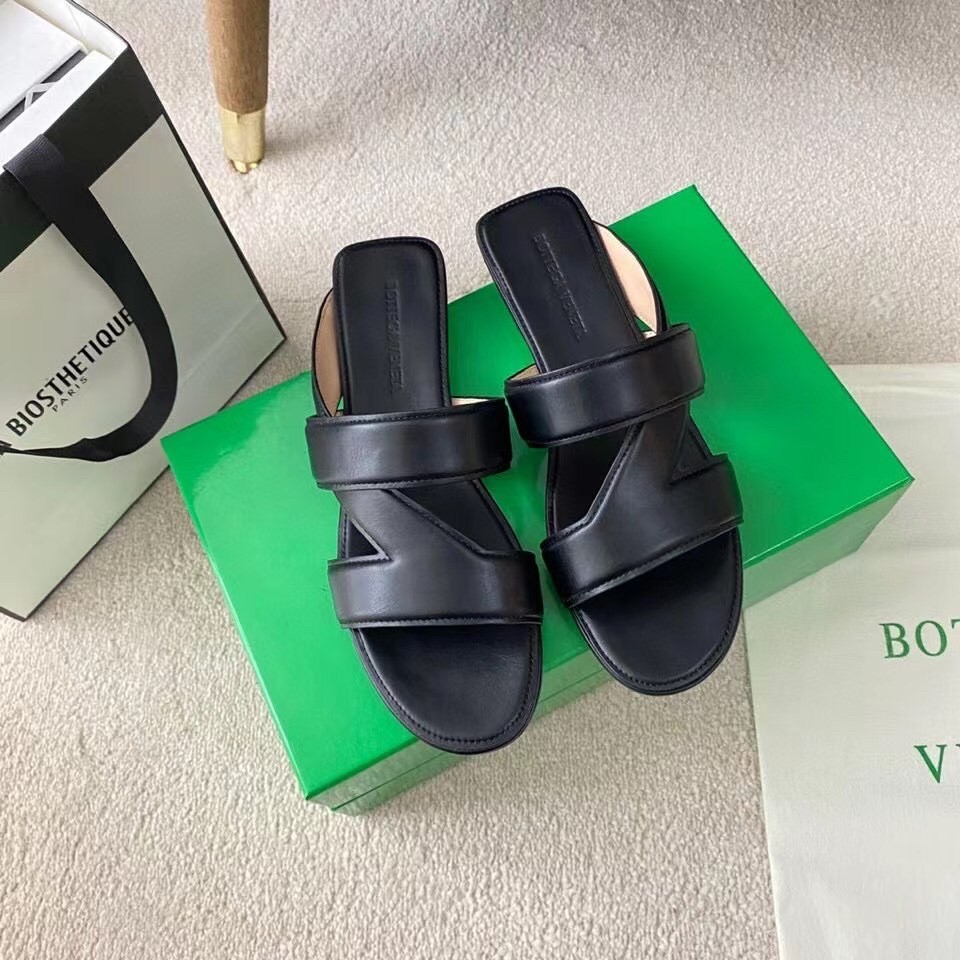 bo*te*ga Ve*ne*ta band slides in black lambskin