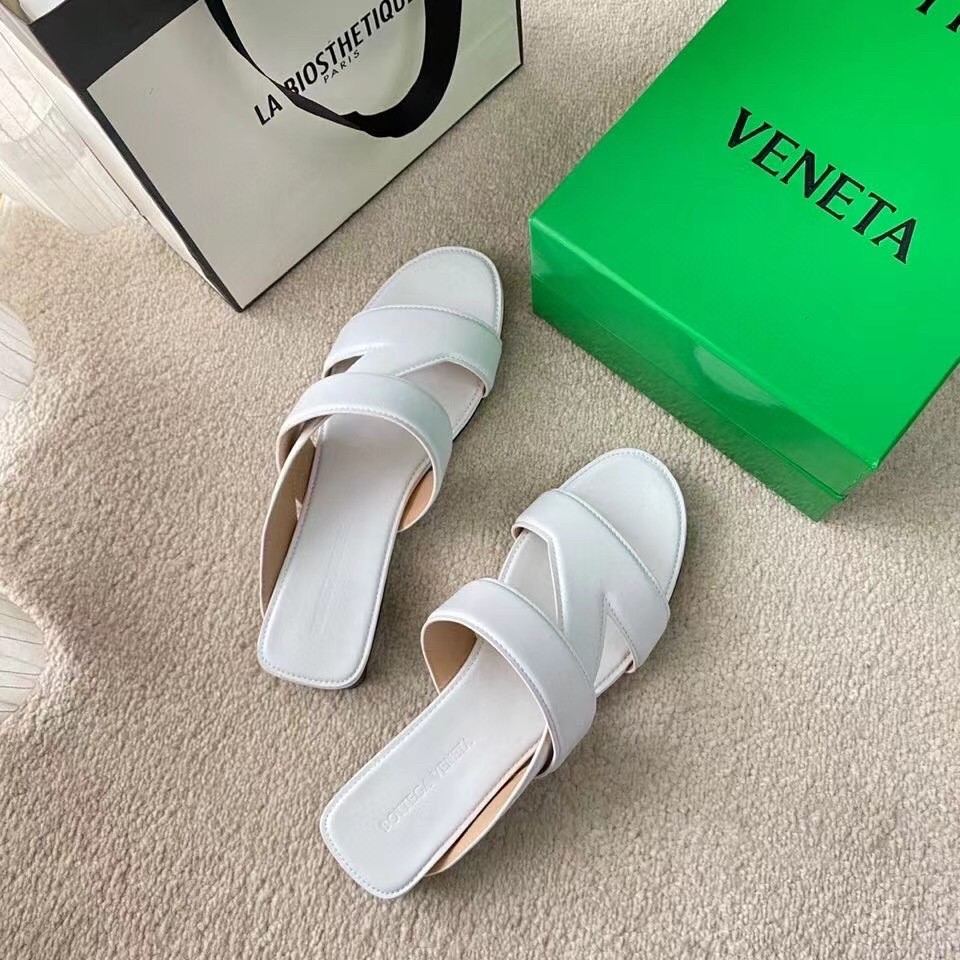 bo*te*ga Ve*ne*ta band slides in white lambskin
