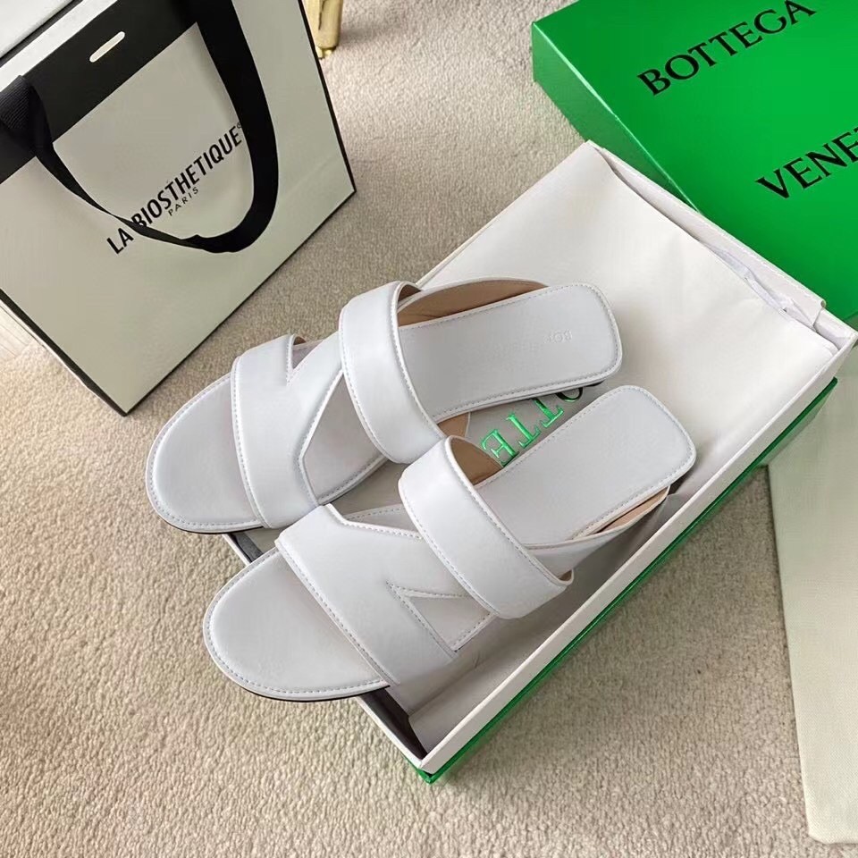 bo*te*ga Ve*ne*ta band slides in white lambskin