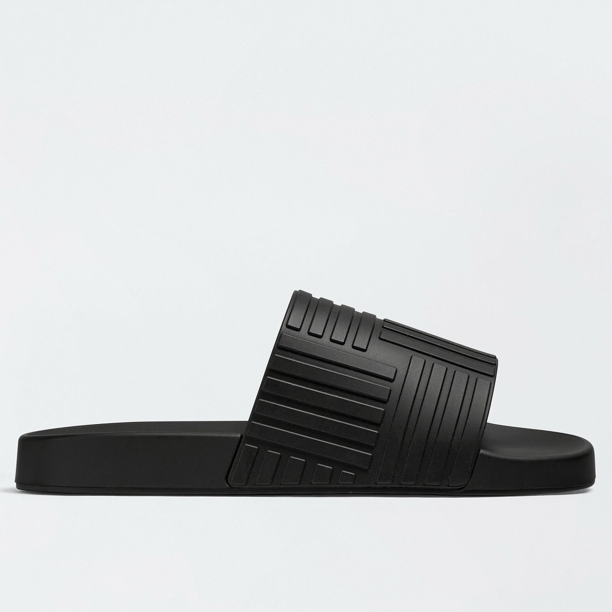 bo*te*ga Ve*ne*ta slider sildes in black rubber