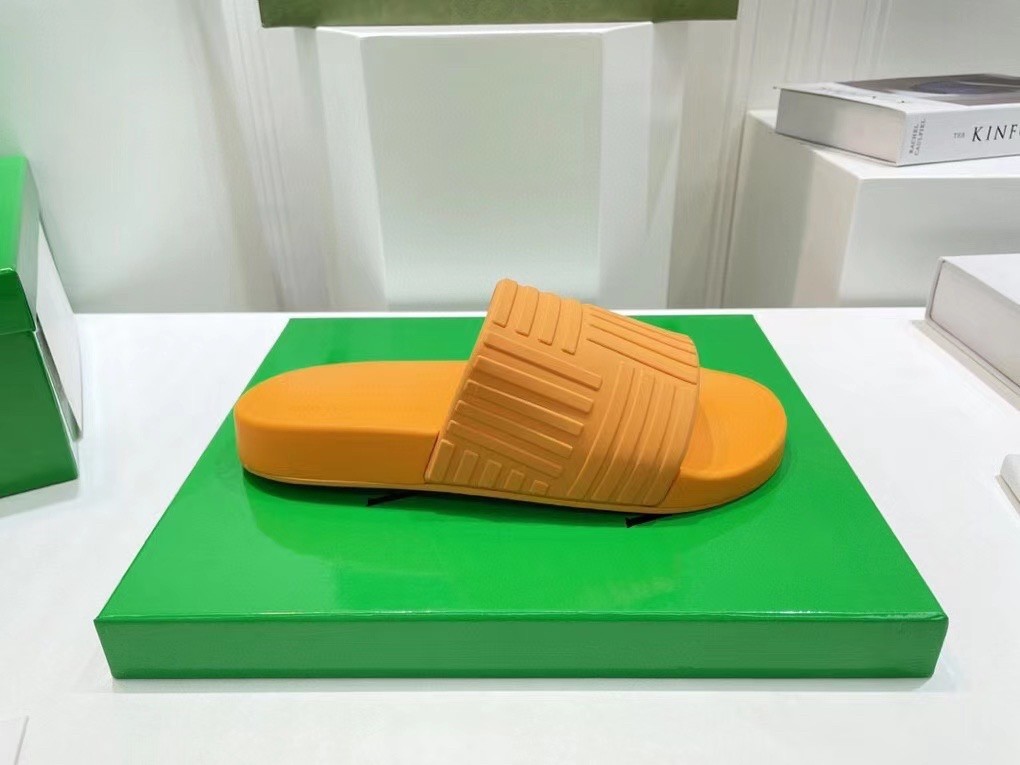 bo*te*ga Ve*ne*ta slider sildes in tangerine rubber