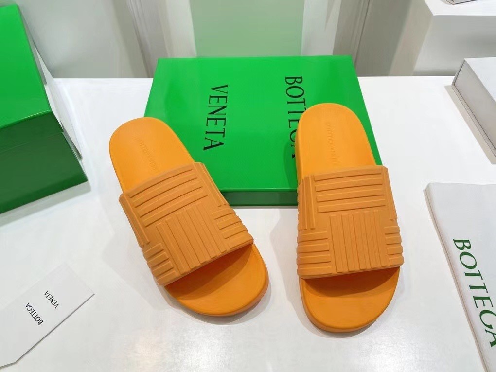 bo*te*ga Ve*ne*ta slider sildes in tangerine rubber