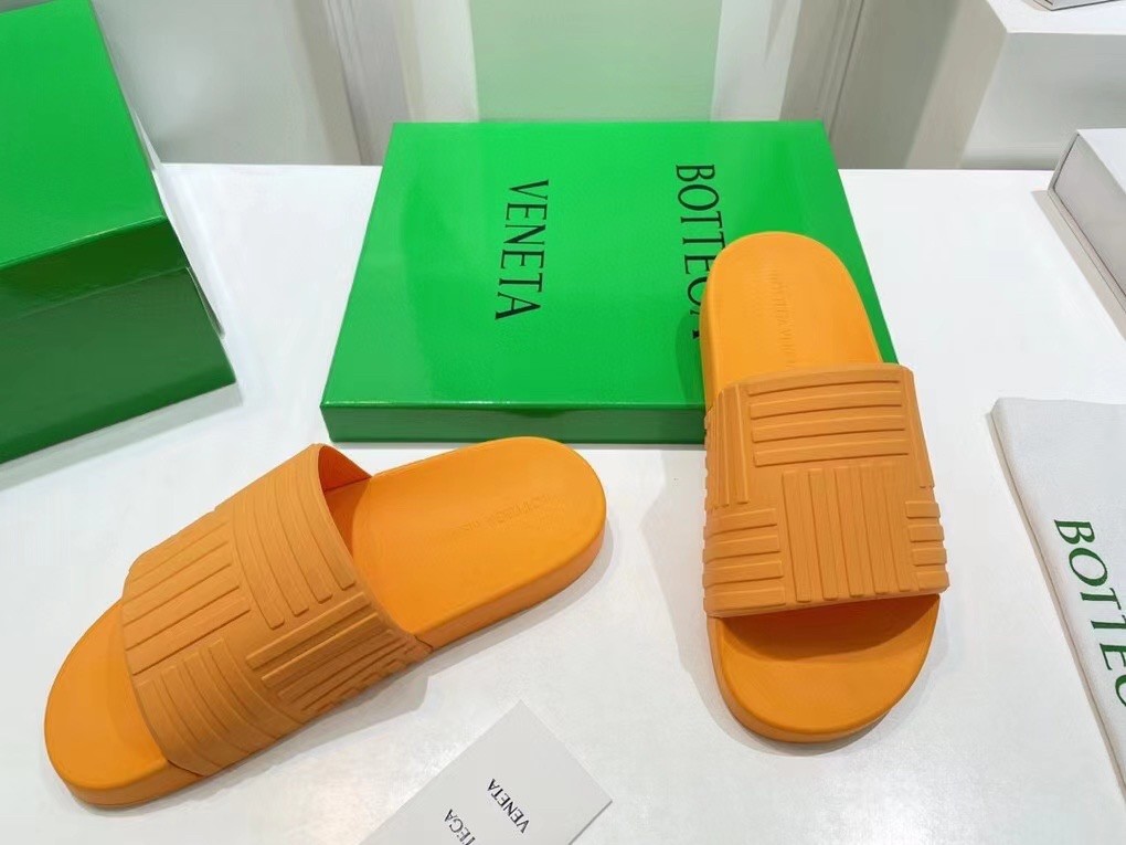 bo*te*ga Ve*ne*ta slider sildes in tangerine rubber