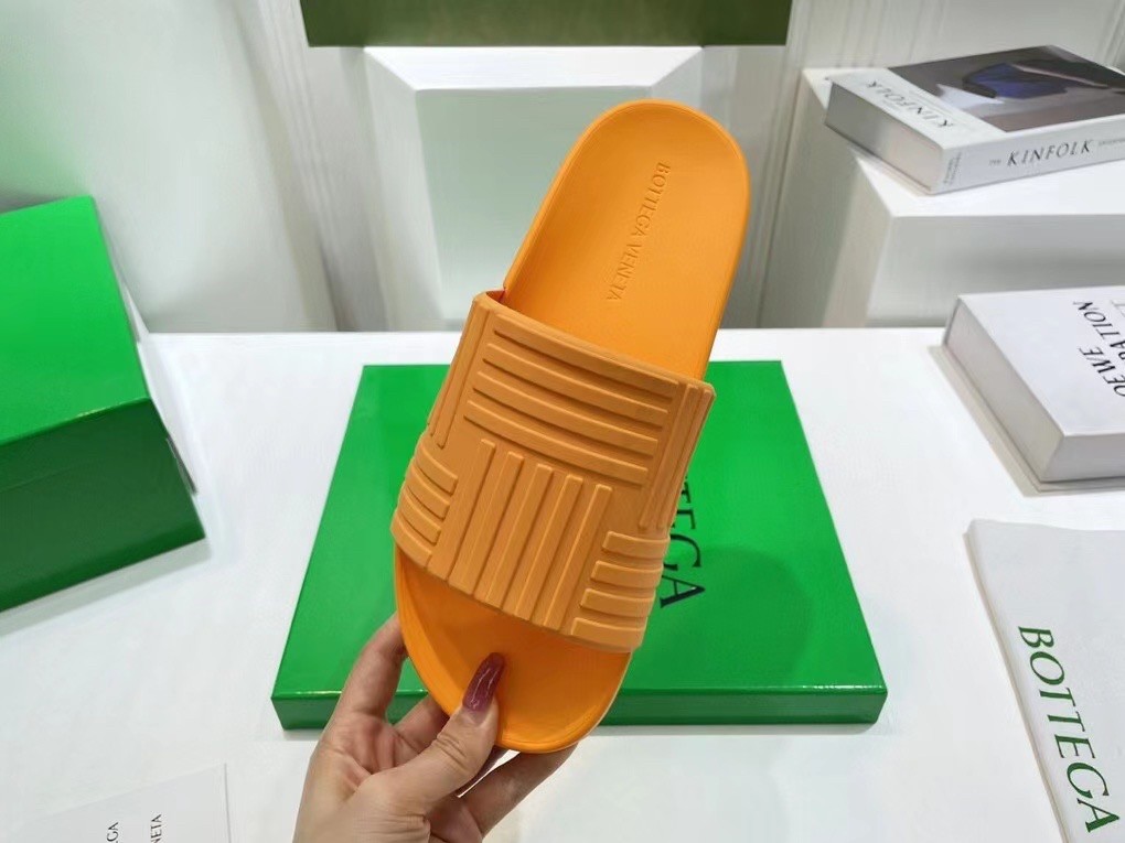 bo*te*ga Ve*ne*ta slider sildes in tangerine rubber
