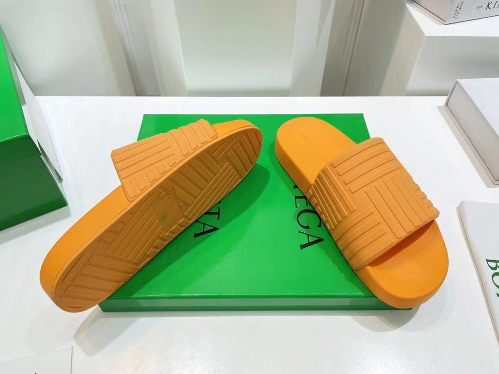bo*te*ga Ve*ne*ta slider sildes in tangerine rubber