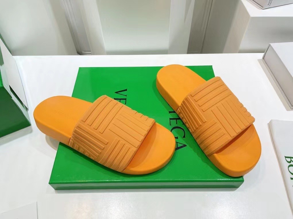 bo*te*ga Ve*ne*ta slider sildes in tangerine rubber