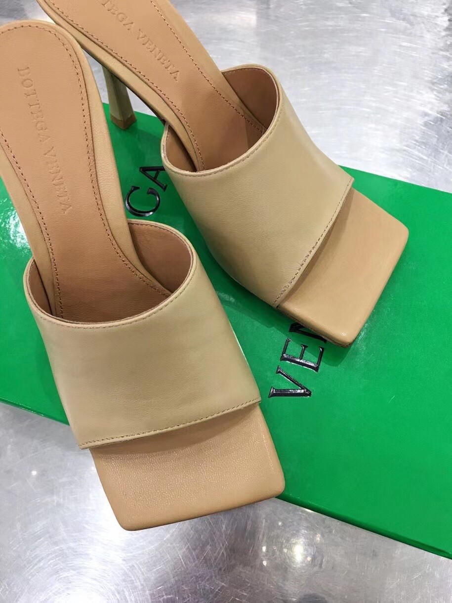 bo*te*ga Ve*ne*ta stretch mules 90mm in beige lambskin