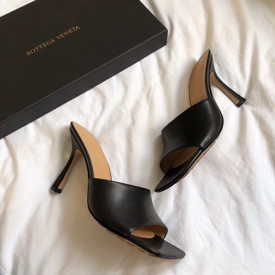 bo*te*ga Ve*ne*ta stretch mules 90mm in black lambskin