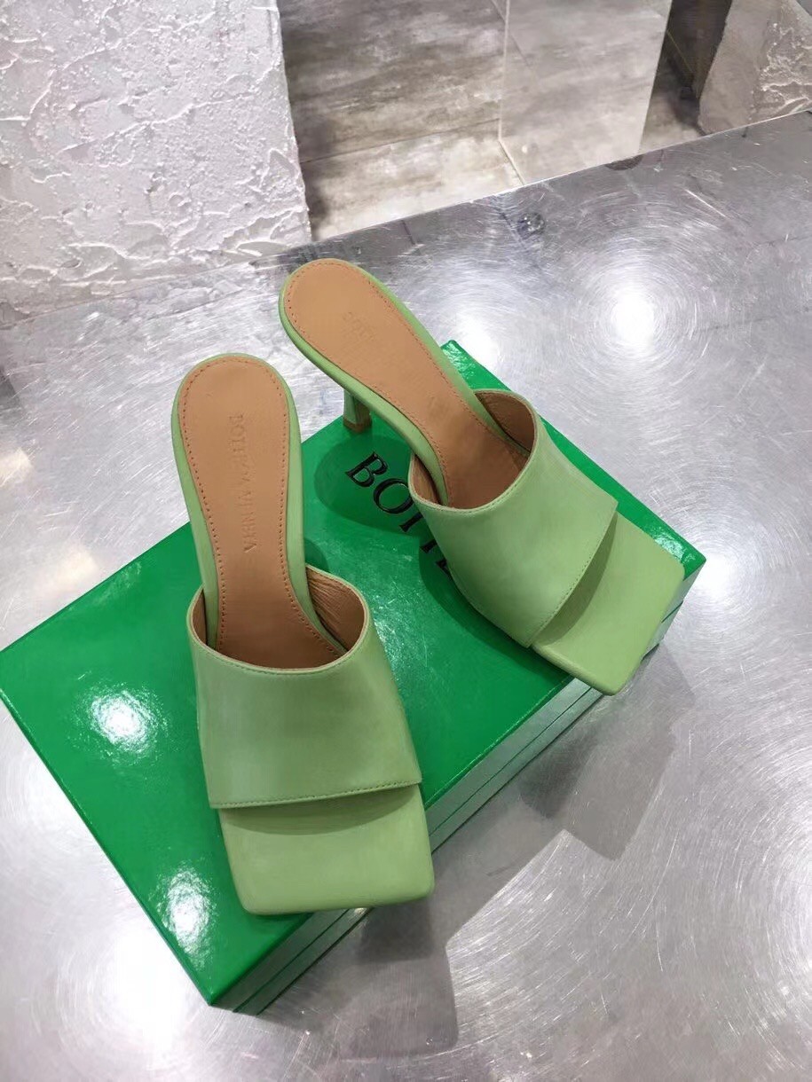 bo*te*ga Ve*ne*ta stretch mules 90mm in pistachio lambskin
