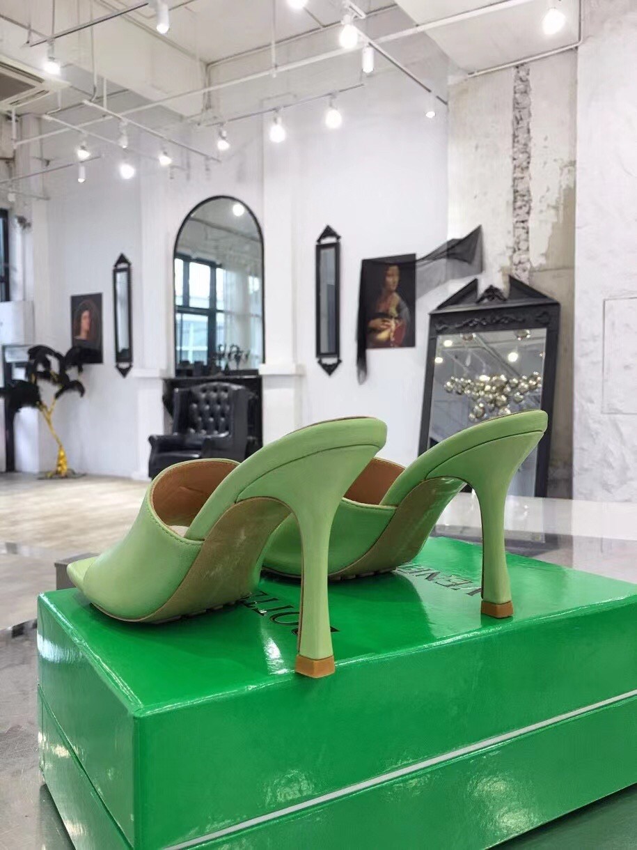 bo*te*ga Ve*ne*ta stretch mules 90mm in pistachio lambskin