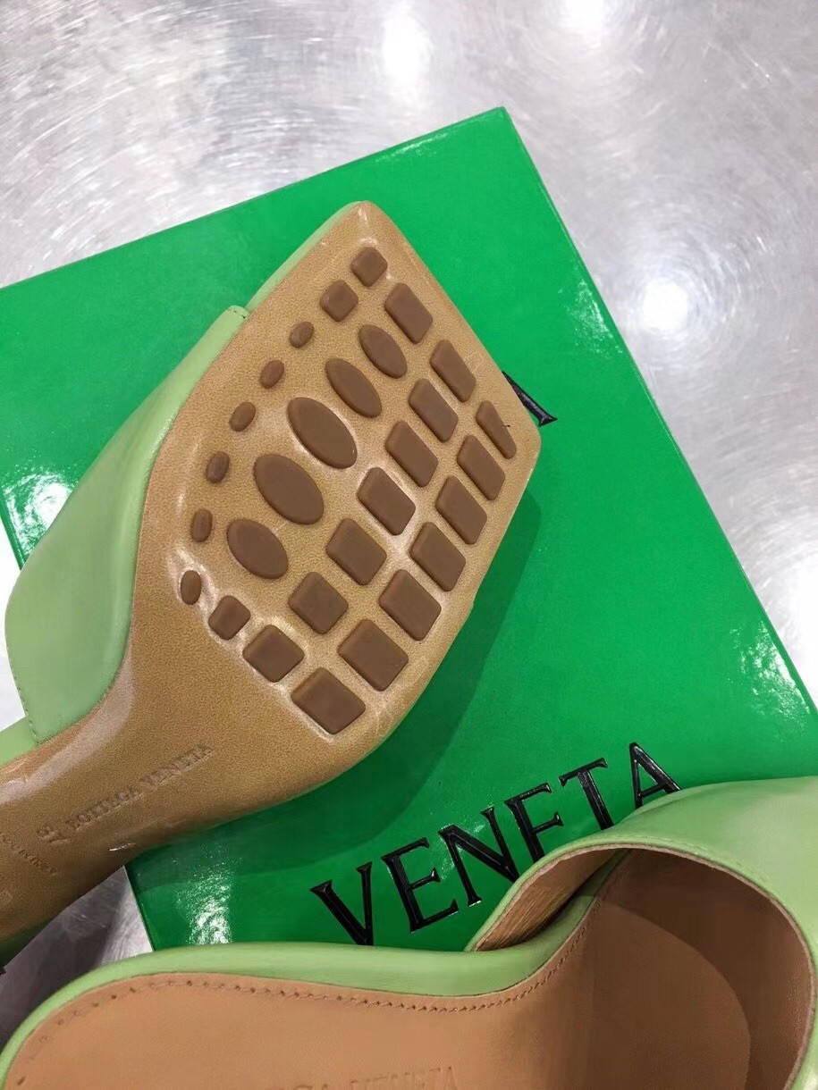 bo*te*ga Ve*ne*ta stretch mules 90mm in pistachio lambskin