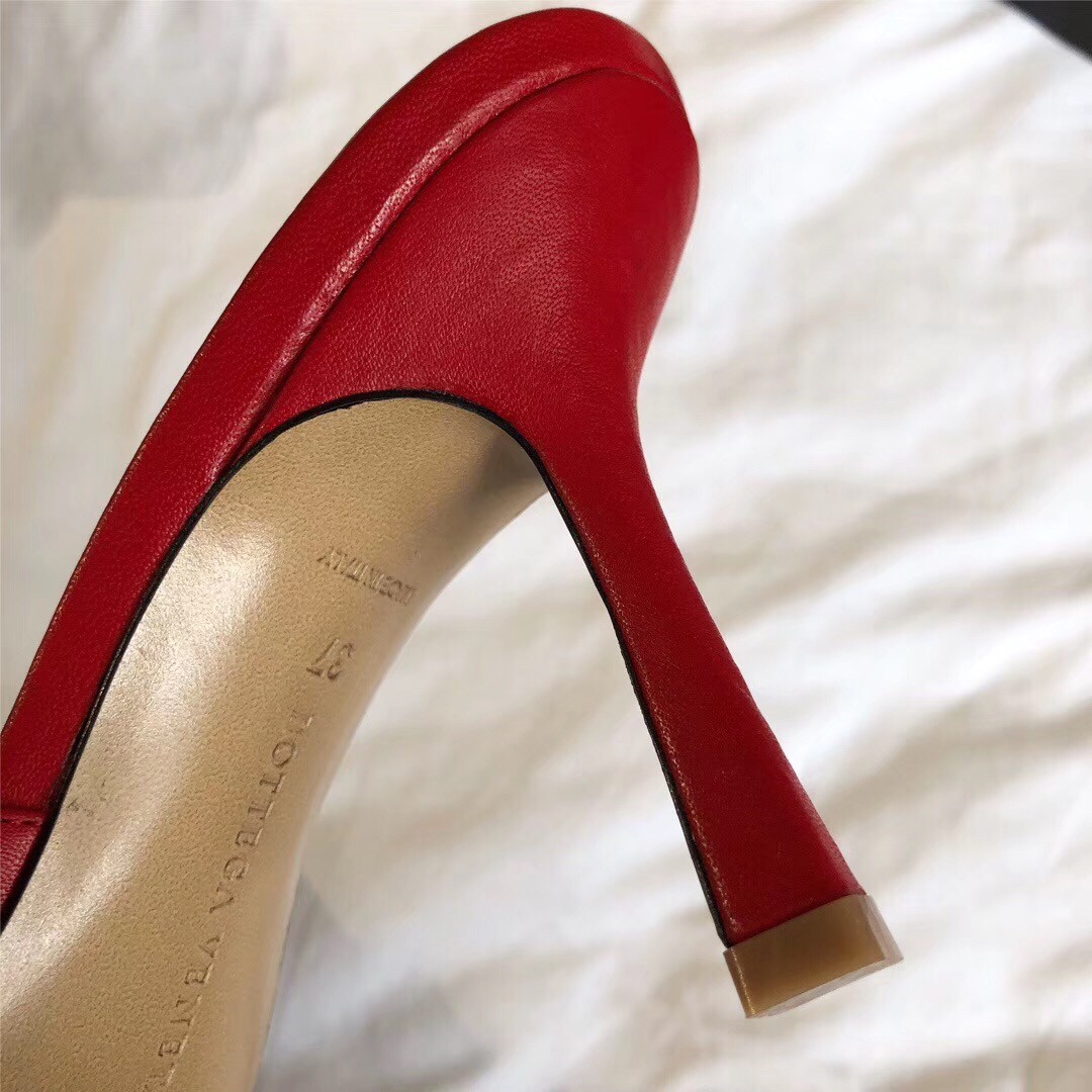 bo*te*ga Ve*ne*ta stretch mules 90mm in red lambskin
