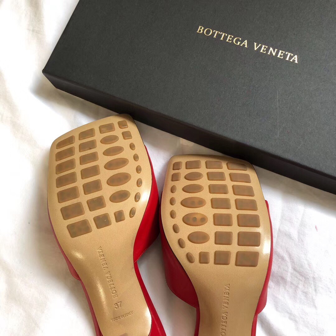 bo*te*ga Ve*ne*ta stretch mules 90mm in red lambskin